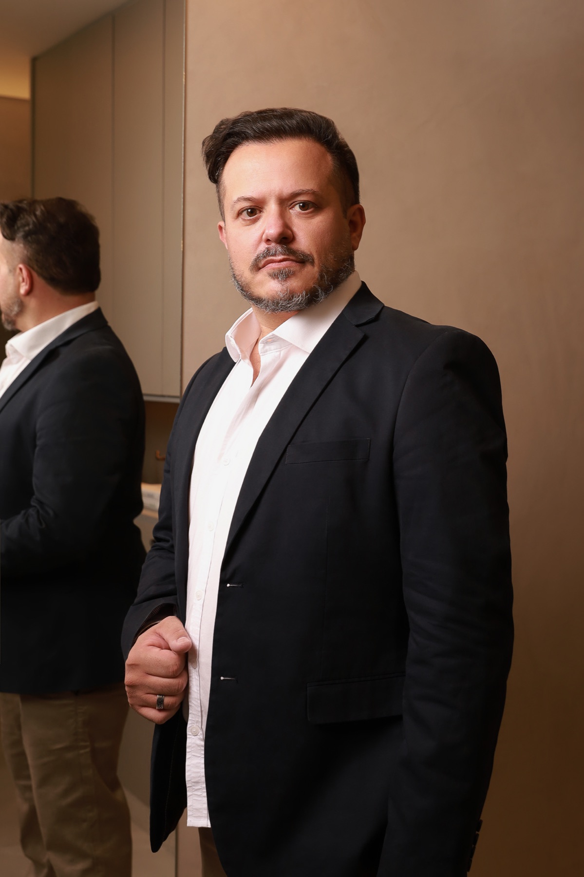 Retrato do Dr. Rodrigo Redondo, médico cirurgião capilar, de terno escuro e camisa branca